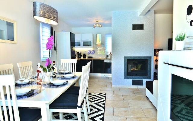 Villa Doris With Heated Pool gym and Kids Playground