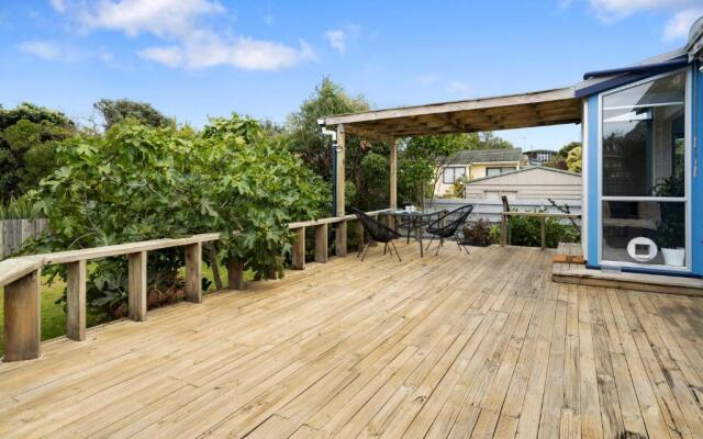 The Wee Blue Bach - Waikanae Beach Holiday Home