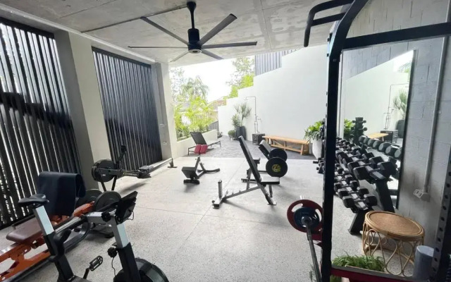 Quiet private getaway, private gym walk 2 beach