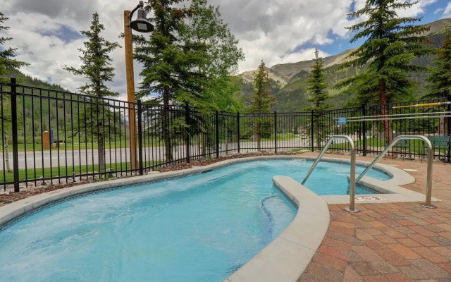 Newly Remodeled, Open Layout, with Incredible Views - CS302 by RedAwning