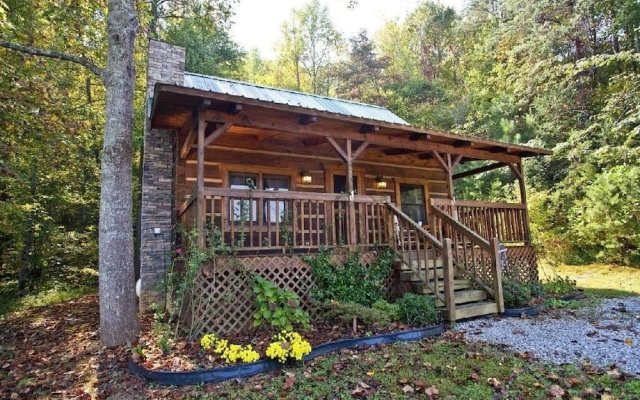 Leave the Stress Behind!- Private hot Tub, pet and Motorcycle Friendly, let Peace and Nature Surround You! 2 Bedroom Home by Redawning