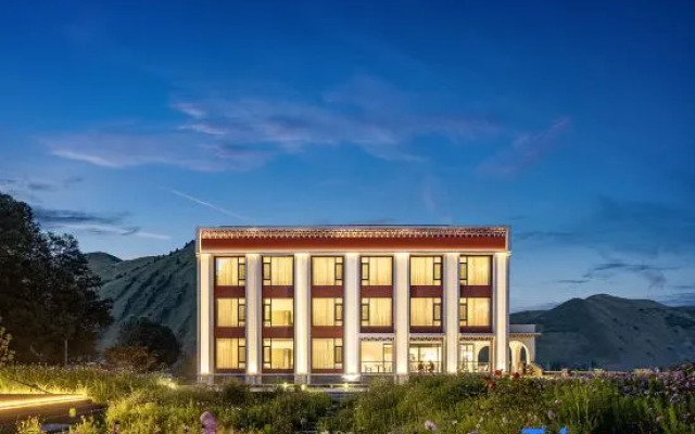 Wolian Huayin Hotel in Xinduqiao
