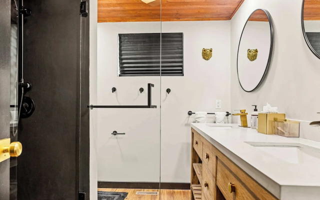 Backway Hideaway Close to the Village!