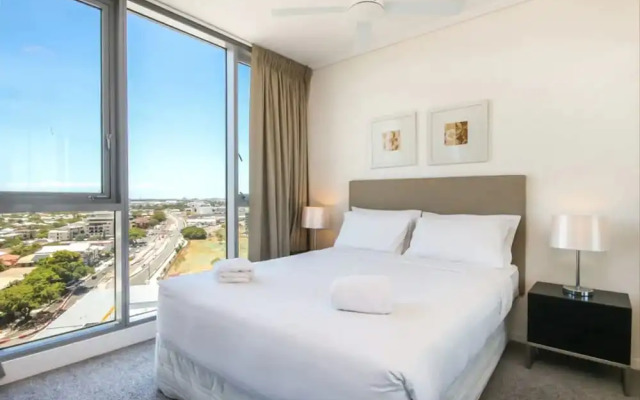 2 Bedroom Riverside Apartment in Hamilton Portside