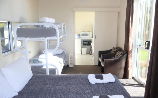 Pohara Beach Top 10 Holiday — 3-star hotel in Golden Bay