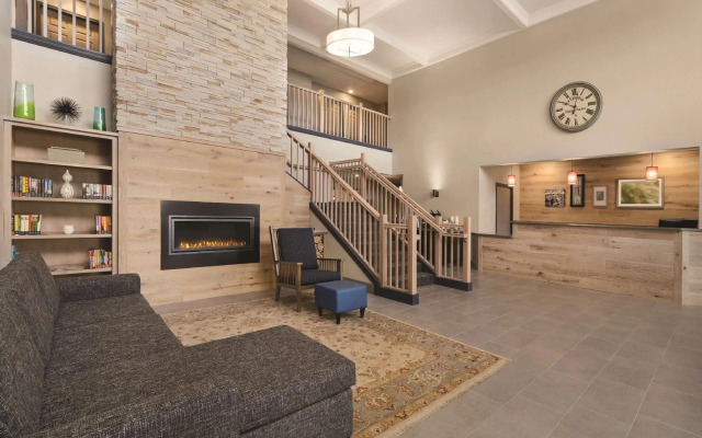 Country Inn & Suites by Radisson, Detroit Lakes, MN