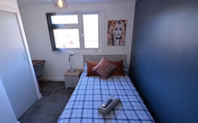 Plush Holiday Home in Coventry Near Coventry University