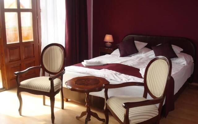 Hotel Napsugár és Gulyás Kunyhó Étterem