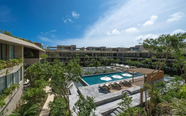 Luxury One BR Apartment With Shared Pool Gym