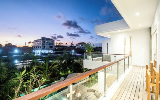 Coastal Elegance: 4BR Villa, 400m to Finns,