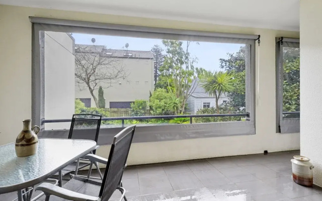 Stylish Central 2BR Apt nr Hospital