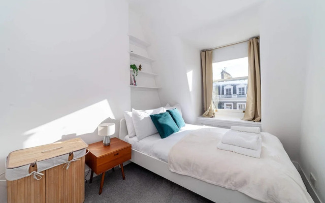 Bright and Spacious Earls Court Gem