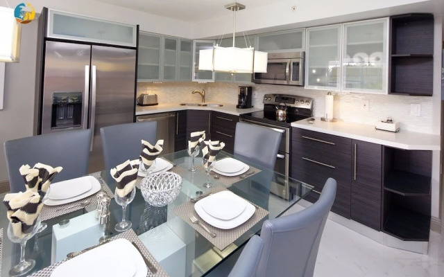 Alexander 519 3 Bedroom Apts by RedAwning