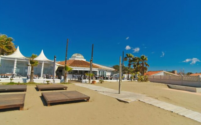 Las Chapas beach front oriented villa