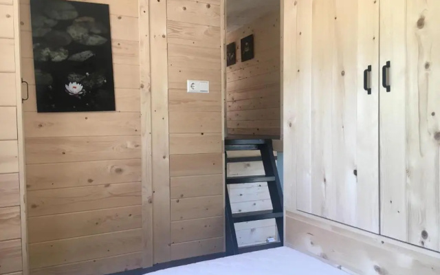 Fraai Tiny House aan het veluwemeer met uitzicht & veranda