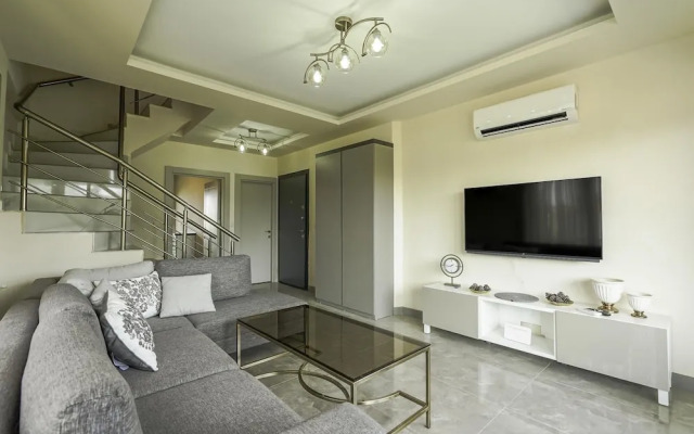 Flat w Shared Pool and Balcony 8 min to Beach