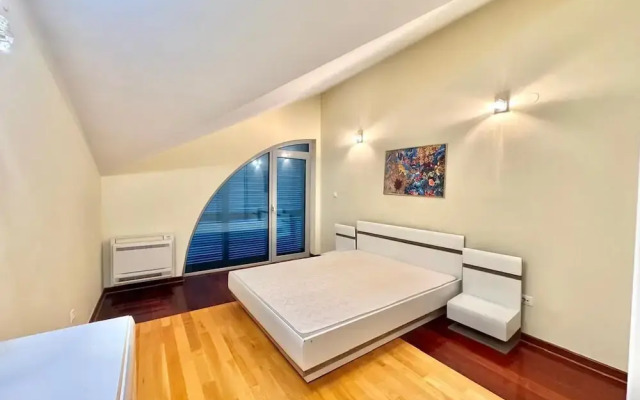 Rooftop Elegance Suite