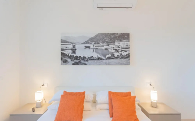 Via Crispi in Como With 1 Bedrooms and 1 Bathrooms