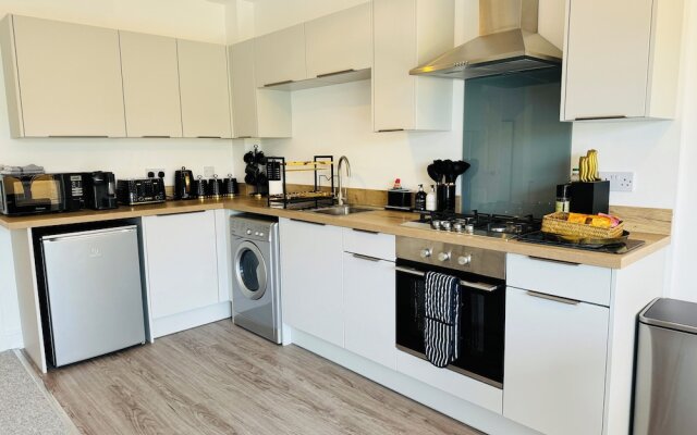 Spacious One Bed Apt With Scenic Views