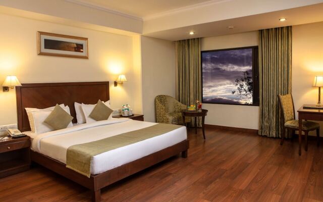 Le Lac Sarovar Portico