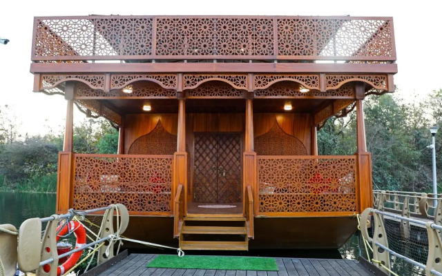 OYO EKTA Houseboat