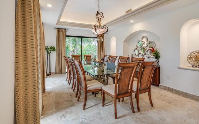 Lagoon & Beach Steps Away 5-bdrm Villa Elegancia