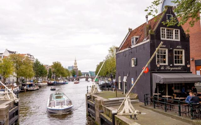 BB Houseboat between Amsterdam Windmills