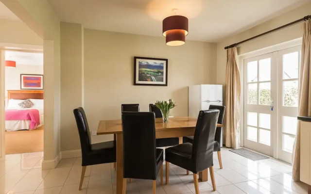 4 Bedroom pet Friendly Home With Pool Access