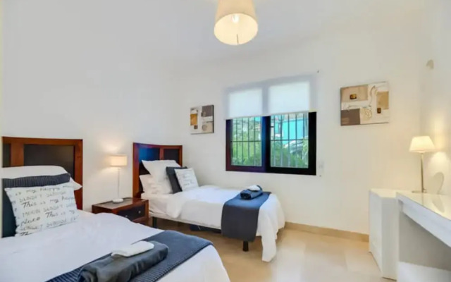 2 Bedrooms - Sleeps 4 - Garden and Pool With View