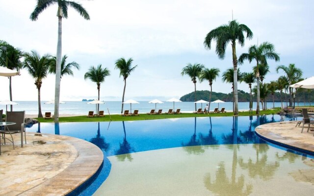 Beachfront Luxury condo with 2 swimming pool