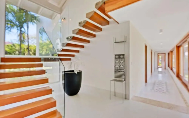 Modern Oasis Stunning Views of Golf Course River