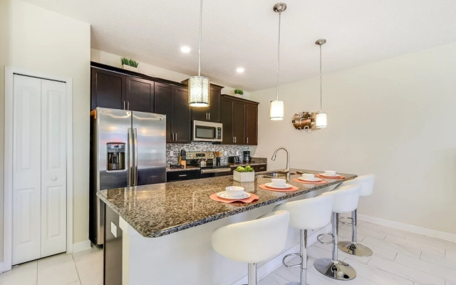 Romeo Circle Stoey Lake