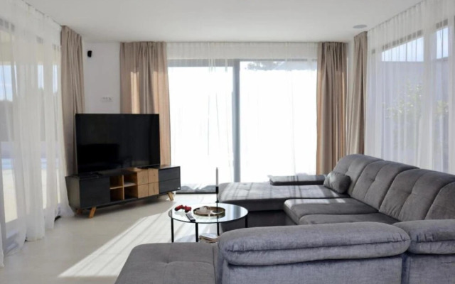 Sunset Villa Aves With Pool, Gym and Sauna