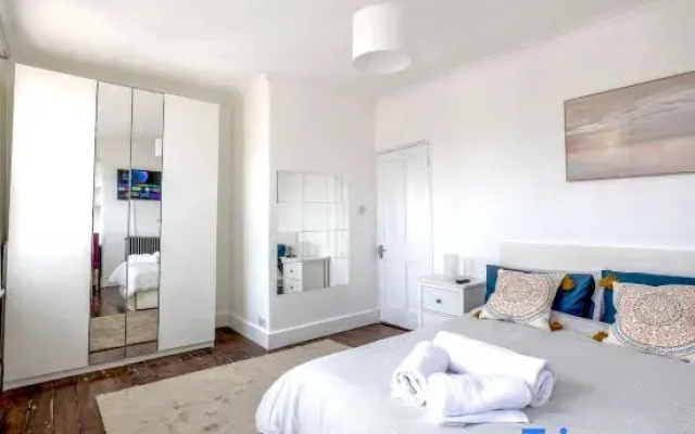 Greener Stays - A Beautiful 3-double bedroom House