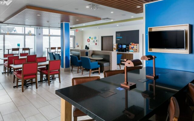 Holiday Inn Express & Suites Medford by IHG