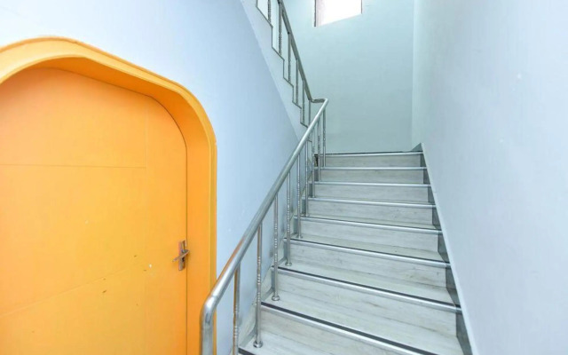 Red House Hotel (Shanghai Red House Hospital Lujiabang Road Subway Station Branch)