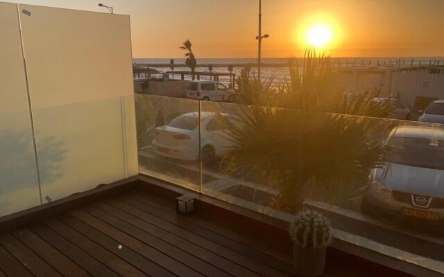 Bat Galim Seaside Retreat by Sea N' Rent