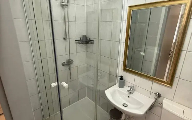 1BR Plus LR Apt Top Vienna Location