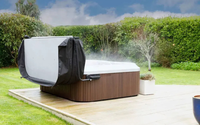 Beach House for 8 With hot tub Garden