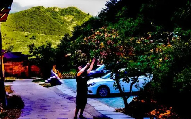 Wuling Mountain's Shouyuzirangjingba Guesthouse