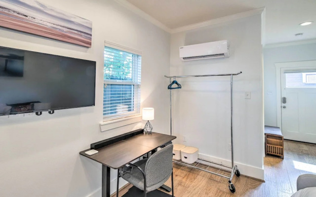 Central & Cozy Houston Studio - Pets Welcome!