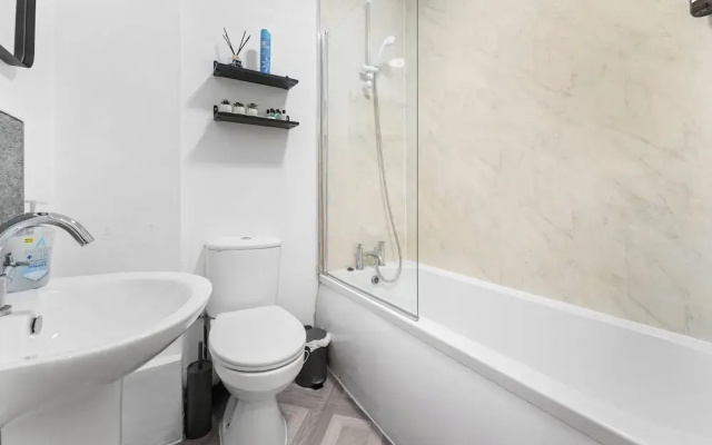 3 Bed Flat - Sleeps 8 - Parking - Wifi