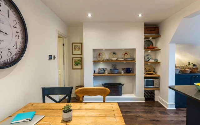 Delightful 1BD Flat in the Heart of Barnes Village
