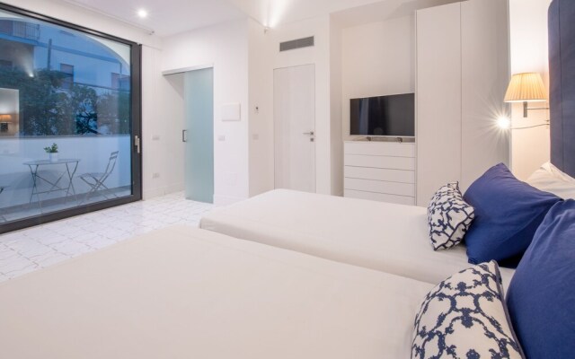 Luxury Apartment with Garden and Pool