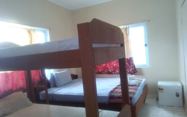 Tropicana Motel & Backpackers