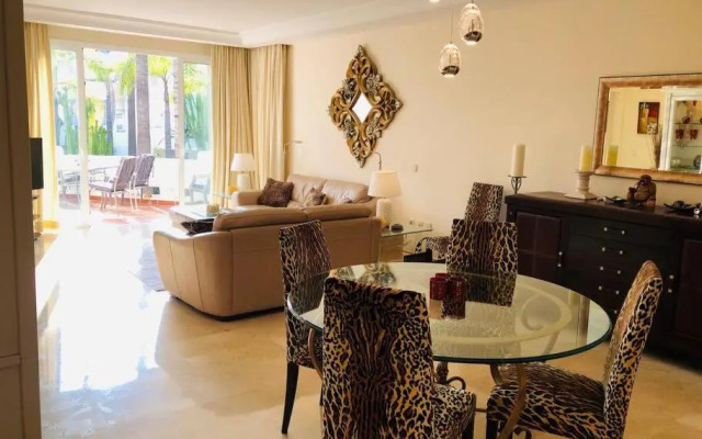 Beachside Luxury 2 bedroom apartment, Puerto Banus