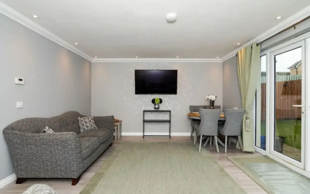 3 Bedroom House-private Parking