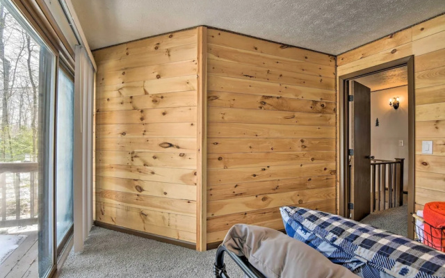 Tobyhanna Cabin w/ Deck, Community Pool & Golf!