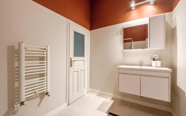 Chic Modern Flat w Balcony 5 min to Taksim