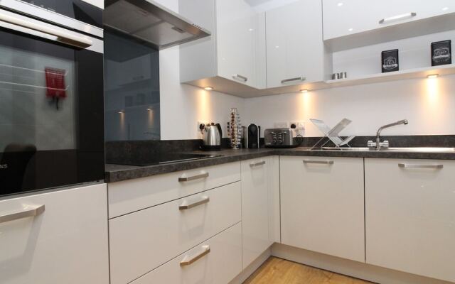 Luxury 2BR Modern Flat for 6 Near Holyrood Park